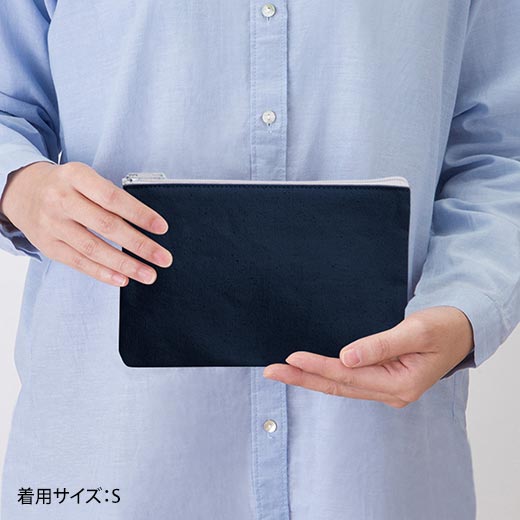 キャンバスフラットポーチ 着用例1(Sサイズ)