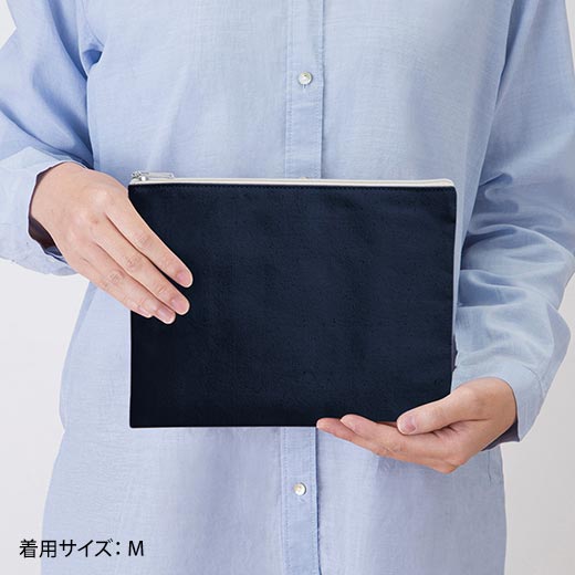 キャンバスフラットポーチ 着用例2(Mサイズ)